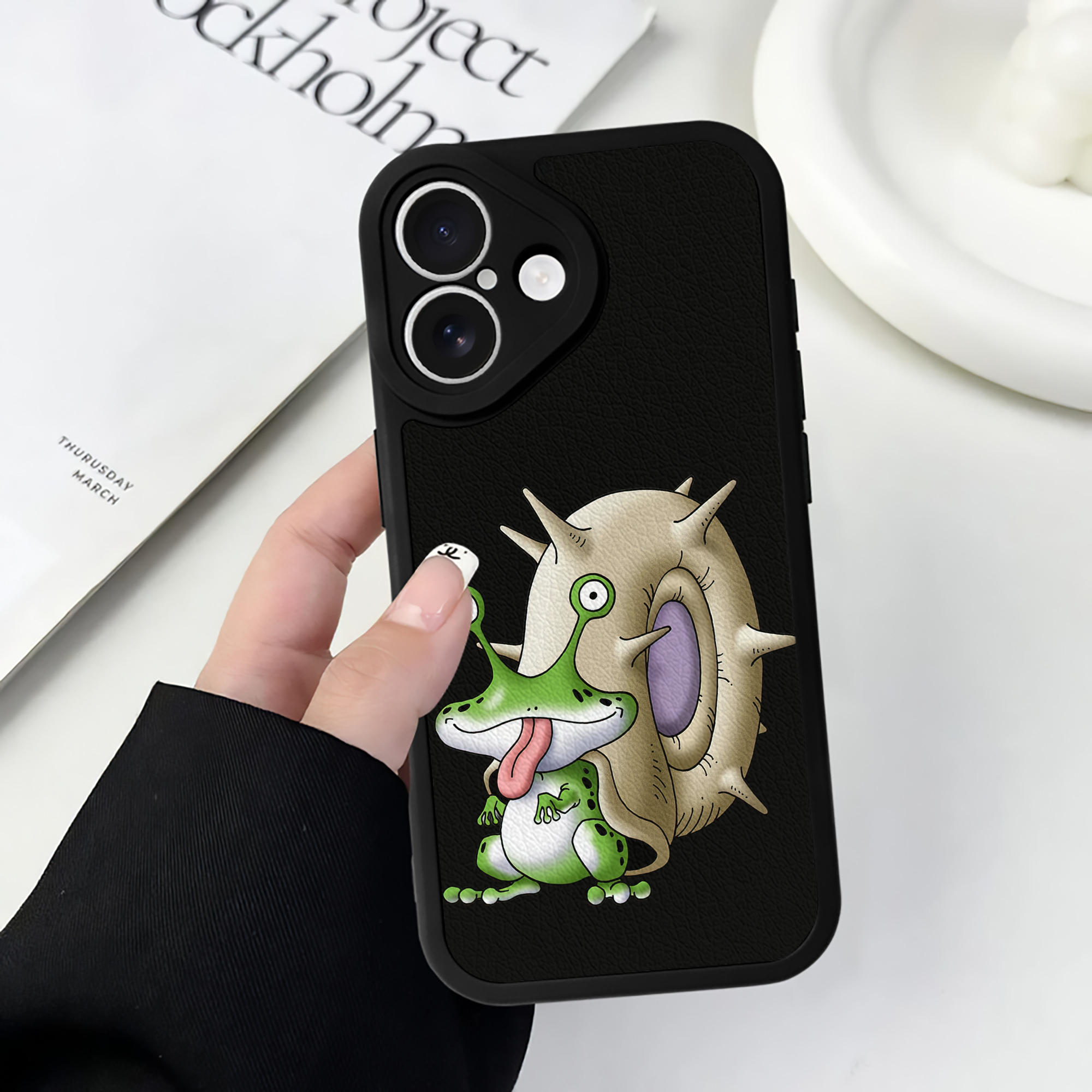（画像用） ドラゴンクエスト Doragon Kuesuto Dragon Quest 【iPhone 16シリーズ対応】シリコンスマホケース（レザー調） 材質：シリコン